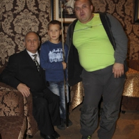 Фарит Ишмухаметович с маленьким любителем бильярда и его тренером